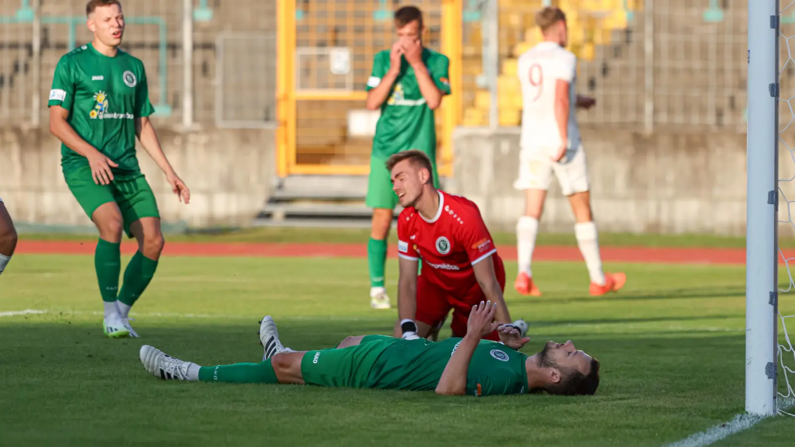 Nicht zu fassen: Die Ansbacher (am Boden Eric Weeger und Torhüter Heiko Schiefer nach dem 0:1) kassierten im Rosenaustadion vier Gegentore in der ersten Hälfte. (Foto: Klaus Rainer Krieger)