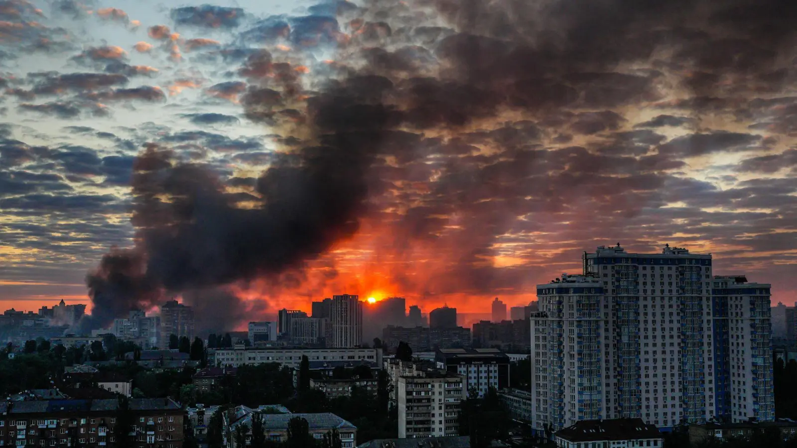 Russland hat die Ukraine in der Nacht zu Sonntag mit einem massiven kombinierten Angriff überzogen.  (Foto: Zoya Shu/AP/dpa)