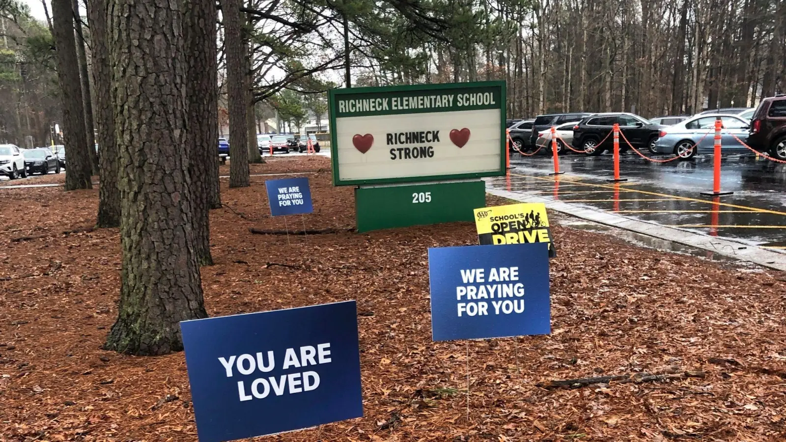 Gedanken und Gebete: Schilder stehen an der Richneck Elementary School in Newport News. (Foto: Denise Lavoie/AP/dpa)