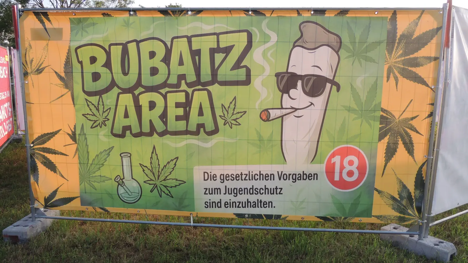 Die Arbeiten auf dem Meadow-Festival-Gelände bei Dorfgütingen laufen auf Hochtouren. Bereits seit Wochenbeginn sind die Zäune aufgestellt. Dabei wurde eine Fläche als Bubatz-Area für Cannabis-Konsumenten, die älter als 18 Jahre alt sind, abgetrennt. Ihnen weist dieses Banner den Weg.  (Foto: Peter Zumach)