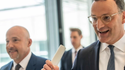 Der Koalitionsausschuss habe entschieden, das Vorhaben nicht weiterzuverfolgen, schrieben Fraktionschef Jens Spahn (rechts) und CSU-Landesgruppenchef Alexander Hoffmann an die Abgeordneten der Union. (Archivbild) (Foto: Michael Kappeler/dpa)