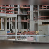 Ein Wohnhaus im Werden in München-Freiham. Ein Aufschwung in der Immobilienbranche ist nach einer Umfrage der Messe München nicht in Sicht.  (Foto: Malin Wunderlich/dpa)