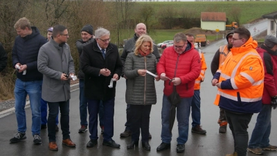 Das Band auf der Kreisstraße NEA24 zwischen Klausaurach und Linden ist durchschnitten – und hier sieht es fast so aus, als stünde darauf, woher in Zukunft die Mittel für weitere Straßenbau- und andere Projekte kommen werden. Das Foto zeigt in der Mitte vorne Landrat Helmut Weiß und Bürgermeisterin Dr. Birgit Kreß, eingerahmt von den Landtagsabgeordneten Werner Stieglitz und Harry Scheuenstuhl. (Foto: Ulli Ganter)