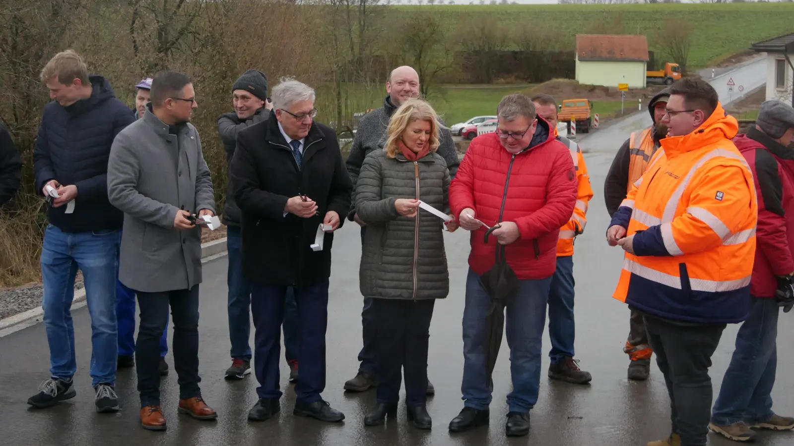 Das Band auf der Kreisstraße NEA24 zwischen Klausaurach und Linden ist durchschnitten – und hier sieht es fast so aus, als stünde darauf, woher in Zukunft die Mittel für weitere Straßenbau- und andere Projekte kommen werden. Das Foto zeigt in der Mitte vorne Landrat Helmut Weiß und Bürgermeisterin Dr. Birgit Kreß, eingerahmt von den Landtagsabgeordneten Werner Stieglitz und Harry Scheuenstuhl. (Foto: Ulli Ganter)