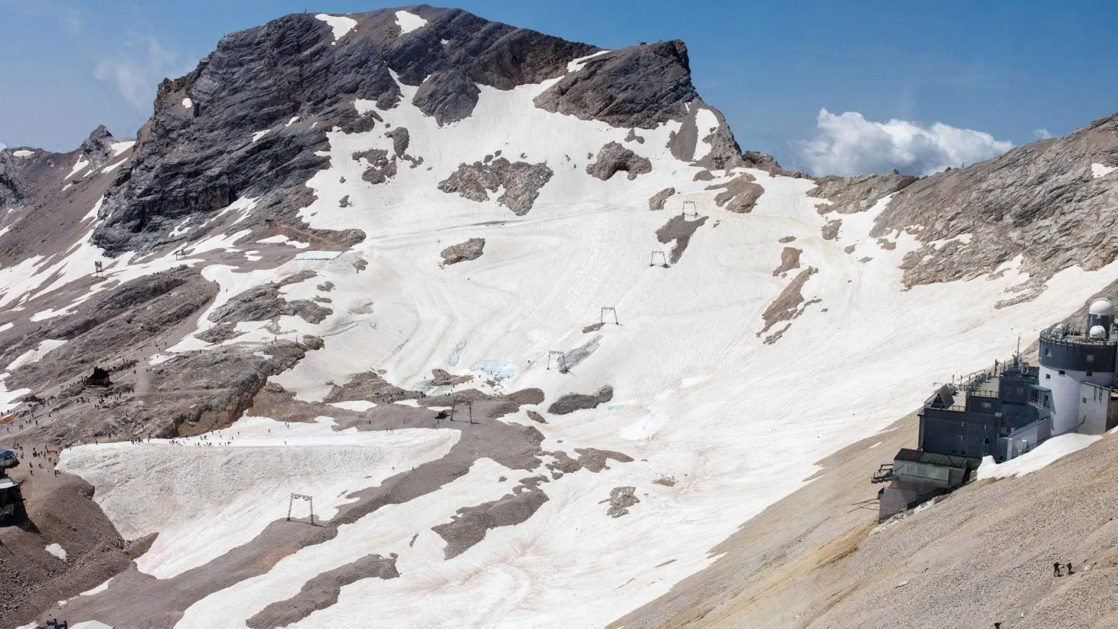 Weil der Nördliche Schneeferner unaufhaltsam schmilzt, muss nun ein Skilift abgebaut werden. (Archivfoto)  (Foto: Matthias Balk/dpa)
