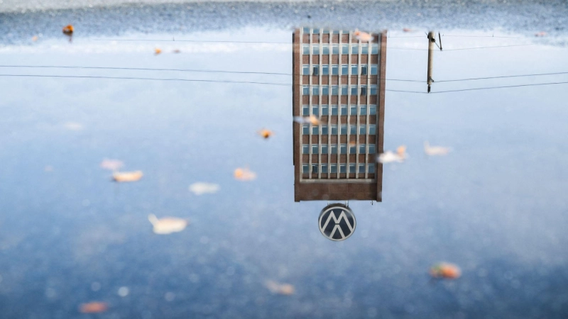 Volkswagen steht vor einem historischen Konzernumbau.  (Foto: Julian Stratenschulte/dpa)