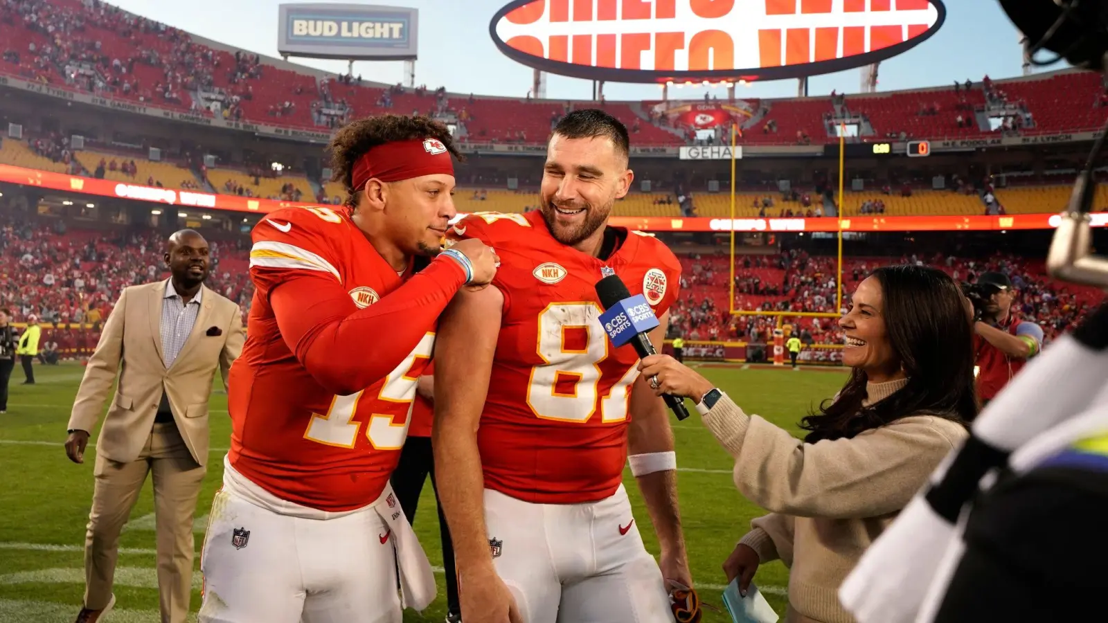 Der Auftritt der Teamkolllegen Patrick Mahomes (l) und Travis Kelce wird mit Spannung erwartet. (Foto: Ed Zurga/AP/dpa)