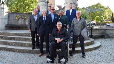 Ziehen sich von der kommunalpolitischen Bühne in Heilsbronn zurück: Hans Imper, Thomas Franck und Bastian Böhm (hintere Reihe, von links), Manfred Gaukler, Dr. Jürgen Pfeiffer, Manfred Huber, Heidrun Rauh und Harald Pfitzer (mittlere Reihe, von links) sowie Rudolf Eger. (Foto: Florian Schwab)