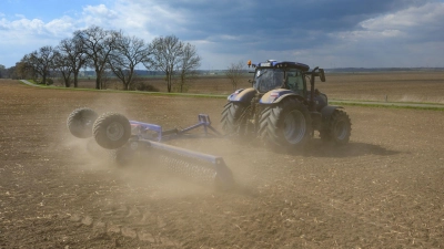 Für Landwirte ist das Walzen von Ackern und genutzten Flächen sehr wichtig. Wo jedoch etwa Wiesenbrüter leben. (Symbolbild) (Foto: Patrick Pleul/dpa)
