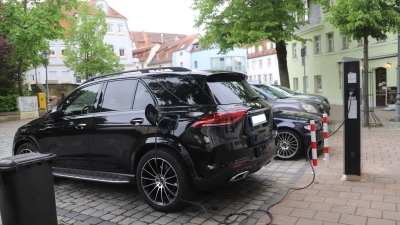 E-Parkplätze mit einer Ladesäule: Diese auf dem Martin-Luther-Platz gingen erst in Betrieb. Sie sind noch gar nicht beschildert. (Foto: Oliver Herbst)