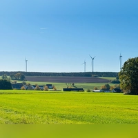 Derzeit ist das Areal bei Hirschneuses noch landwirtschaftliche Nutzfläche. Die Hoffnungen, dass sich hier ein milliardenschweres Rechenzentrum ansiedelt, haben nun einen herben Dämpfer erhalten.  (Foto: Claudia Wust)