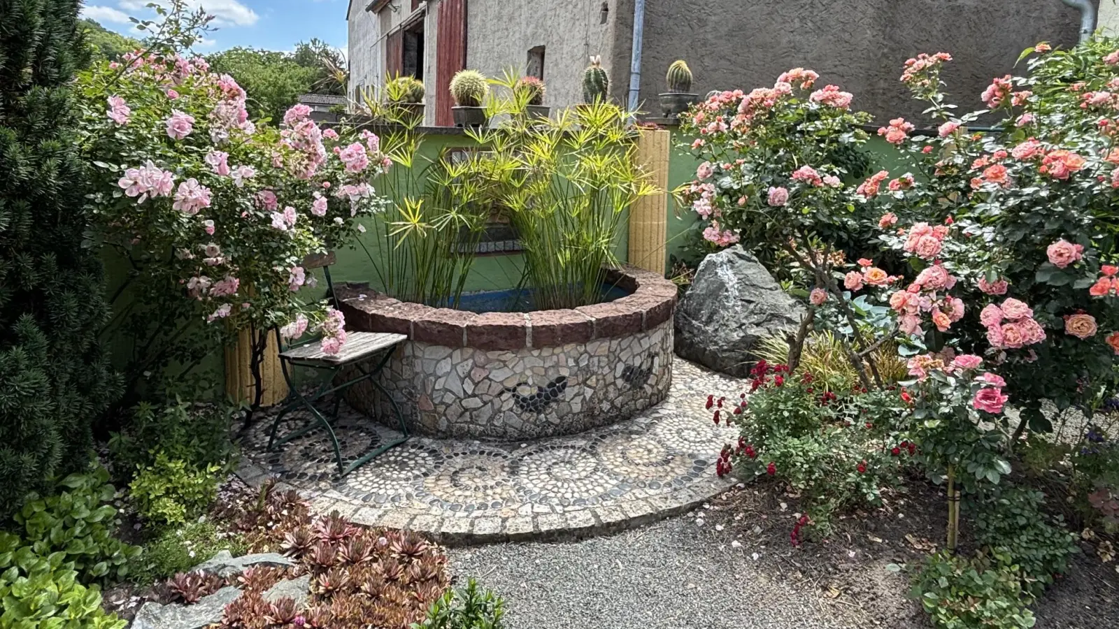 Ein von Rosen umrankter Brunnen ist ein Blickfang in Heidi Kippenbergs Garten. (Foto: Nicole Gunkel)