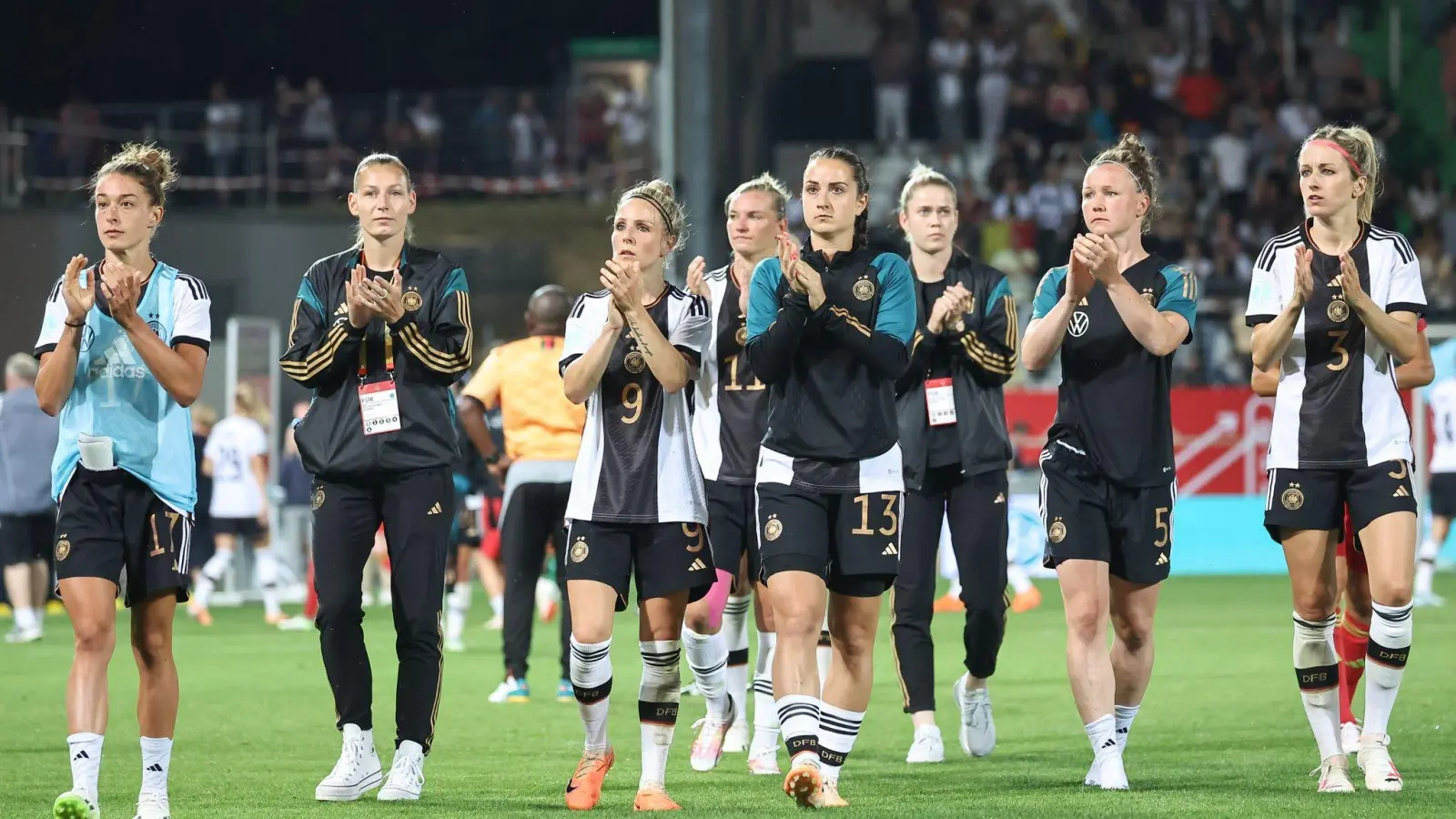 Die deutschen Nationalspielerinnen gehen nach dem Abpfiff über den Platz. (Foto: Daniel Karmann/dpa)