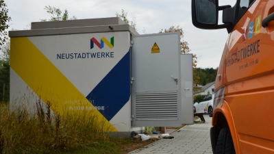An einem Trafo der NeuStadtWerke ist es zu Problemen gekommen. Am Dienstagnachmittag liefen bereits die Reparaturarbeiten. (Foto: Franz Steinlein)