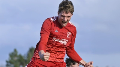 Maximilian Hirschmann jubelt über seinen späten Siegtreffer zu 2:1 für Neuendettelsau. (Foto: Martin Rügner)