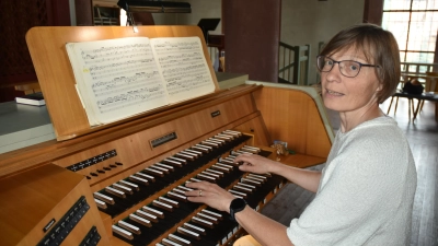 Katharina Pohl an ihrer neuen Wirkungsstätte, der evangelischen Stadtkirche. An der Jann-Orgel schätzt sie besonders die Intonation. (Foto: Anita Dlugoß)