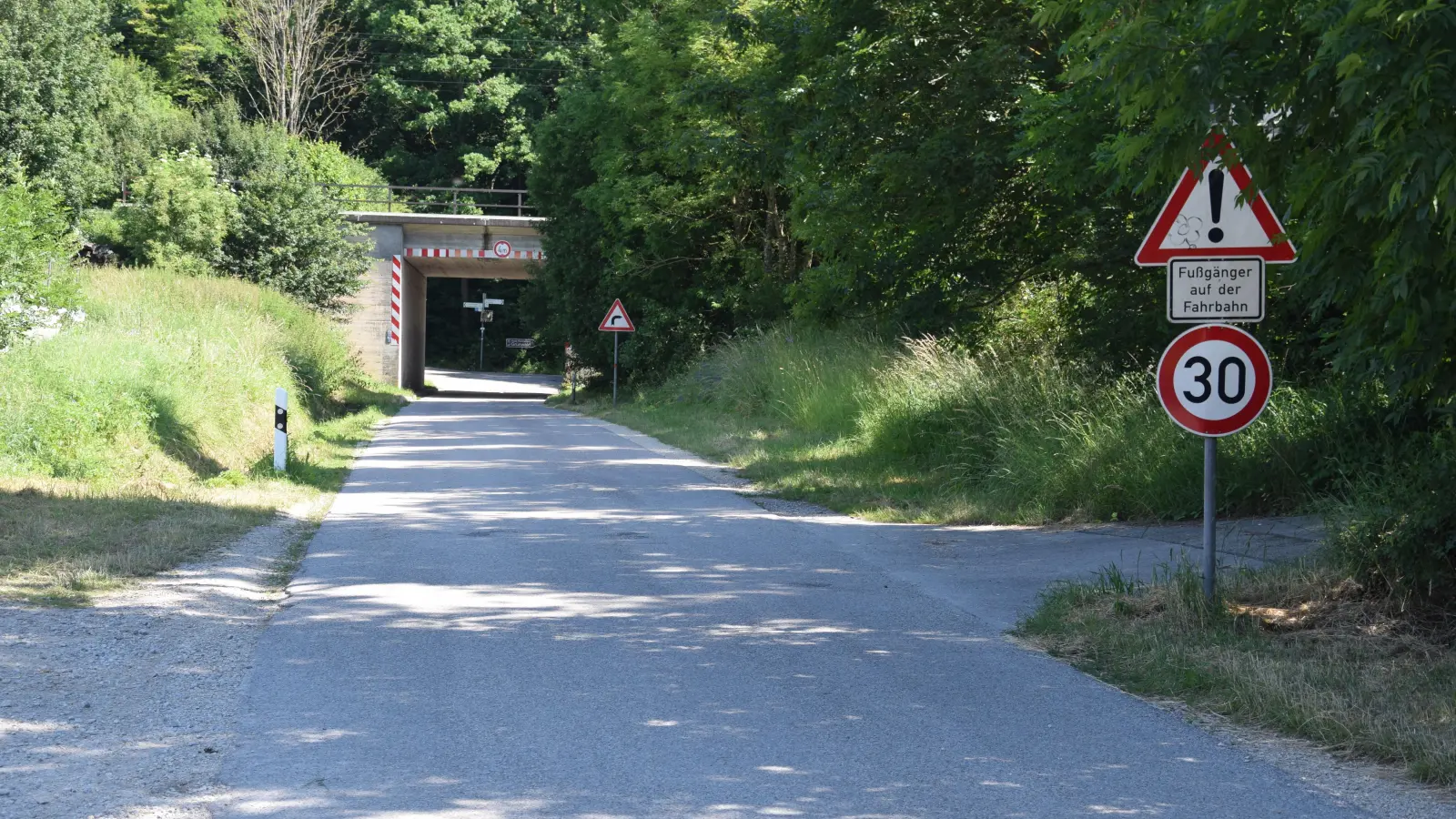 Aktuell müssen die Fußgänger auf der Straße laufen. Das soll sich in Zukunft ändern, wenn der Gehweg nach der Bahnunterführung rechts hinauf in Richtung Bocksbergsiedlung führt. (Foto: Florian Schwab)