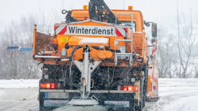 Der Winterdienst war am Donnerstag auf den Straßen Westmittelfrankens (hier im Landkreis Neustadt/Aisch-Bad Windsheim) wieder ein gern gesehener Gast. (Foto: Mirko Fryska)