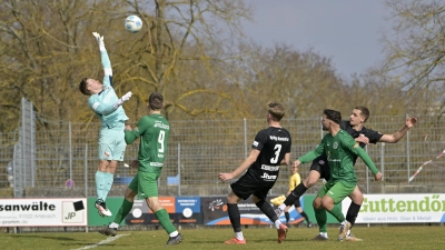 Mit diesem Lupfer ließ der Ansbacher Patrick Kroiß (rechts in Grün) Hankofens Torwart Sebastian Maier keine Chance. Der Ball senkte sich zum 2:0 ins Netz. (Foto: Martin Rügner)