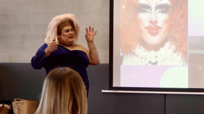 Die Nürnberger Drag-Queen Miss Cee im Rahmen eines Workshops. (Foto: Yannick Brauer, Luisa Stamenkovic, Malou Merkel)