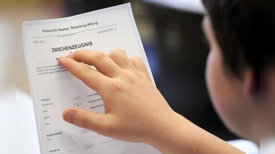 Viele Kinder und Jugendliche bekommen vor den Faschingsferien ihr Zwischenzeugnis. (Symbolbild) (Foto: picture alliance / dpa)