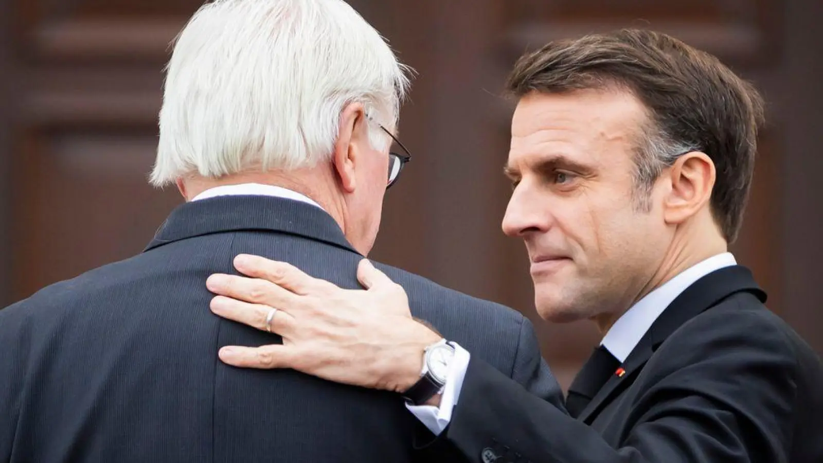 Bundespräsident Frank-Walter Steinmeier (l.) begrüßt Emmanuel Macron vor einem Gespräch Ende Januar am Schloss Bellevue. (Foto: Christoph Soeder/dpa)