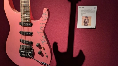 Nach den Aufnahmen zu Tina Turners „Private Dancer“ ließ sich Jeff Beck seine pinkfarbene Jackson-Grover-Gitarre von der Sängerin signieren - mit Messer und Nagellack. (Foto: Philip Dethlefs/dpa)