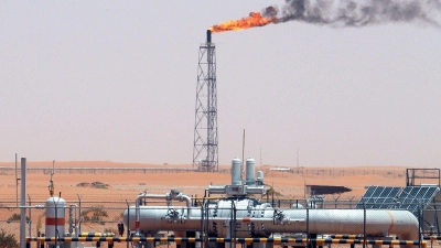 Eine Kerngruppe der Opec+ weitet die Ölproduktion im August aus. (Archivbild) (Foto: Ali Haider/EPA/dpa)