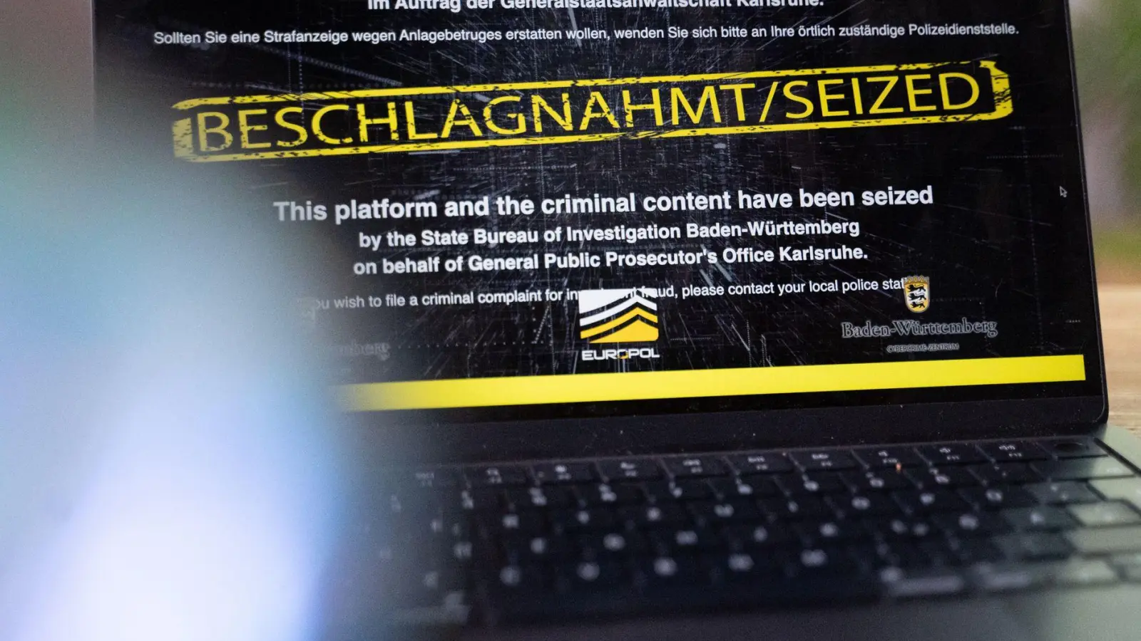 Wenn man die Adresse der beschlagnahmten Internetseiten eingibt, erscheint ein Sicherstellungsbanner der Behörden. (Archivbild) (Foto: Leonie Asendorpf/dpa)