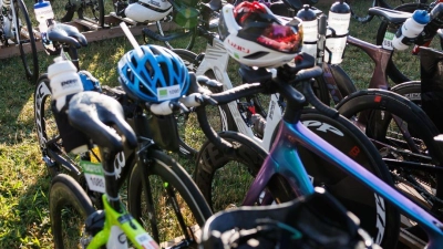 Fahrräder von teilnehmenden Triathleten des Datev Challenge Roth stehen in der Wechselzone von der Schwimmetappe zur Radetappe bereit. (Foto: Daniel Karmann/dpa)