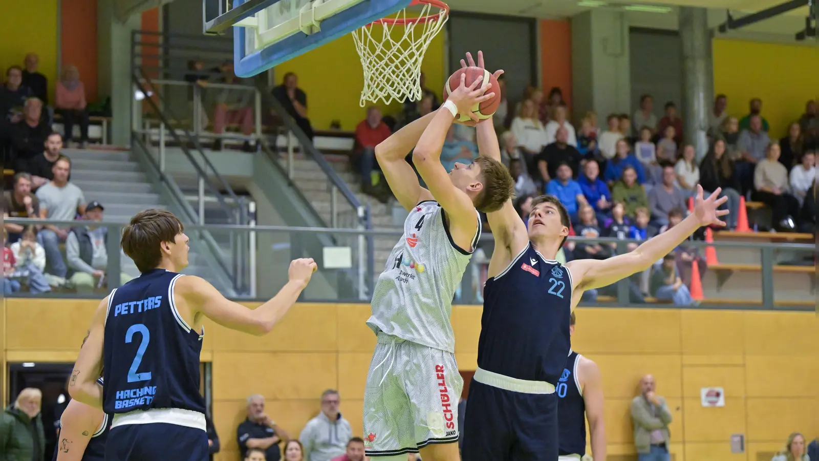 Lars Lenke (mit Ball) gibt am Samstag voraussichtlich sein Saisondebüt für hapa Ansbach. In der vergangenen Saison gewannen die Piranhas zu Hause 76:64 gegen die Haching Baskets (von links Matteo Petters und Gaetan Schoentgen). (Foto: Martin Rügner)