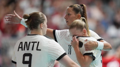 Die deutschen Handballerinnen halten gegen Dänemark lange gut mit. (Foto: Marcus Brandt/dpa)