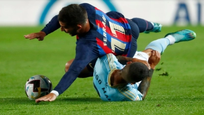 Ferran Torres (oben) vom FC Barcelona gegen Hugo Mallo von Celta Vigo. (Foto: Joan Monfort/AP/dpa)