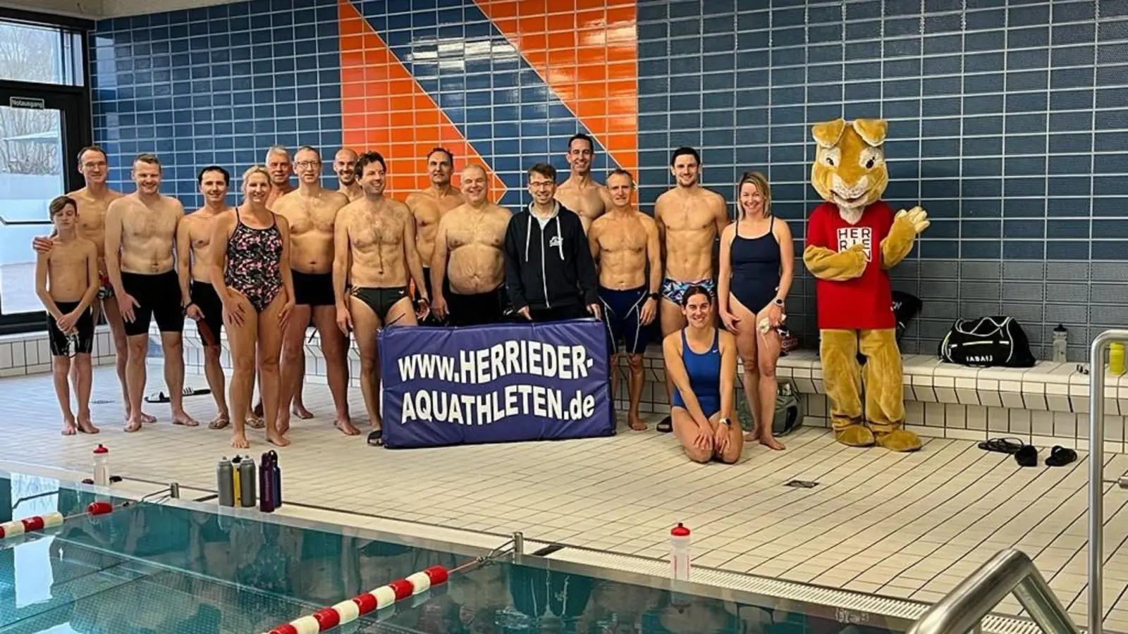 Beim „100 x 100“-Meter-Schwimmen der Herrieder Aquathleten lag die magische Marke bei zehn Kilometern. Zwölf der Teilnehmenden knackten sie. (Foto: Erika Spörer)