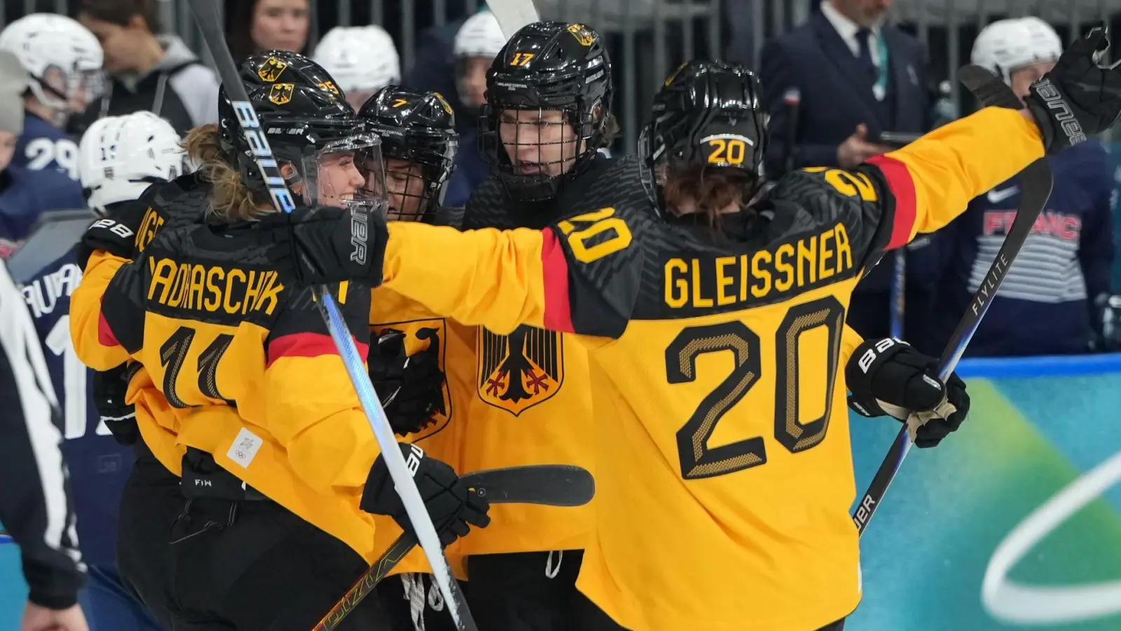 Gute Laune: Das DEB-Team um Kapitänin Daria Gleißner feiert Torschützin Laura Kluge nach dem 1:0. (Foto: Carolyn Kaster/AP/dpa)