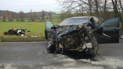 Nach dem frontalen Zusammenstoß blieben von den Autos nur noch Wracks übrig. Die Fahrerin des VW, der in der Wiese landete, starb noch an der Unfallstelle, ihre Beifahrerin wurde lebensgefährlich verletzt mit einem Rettungshubschrauber ins Krankenhaus gebracht. (Foto: Christa Frühwald)