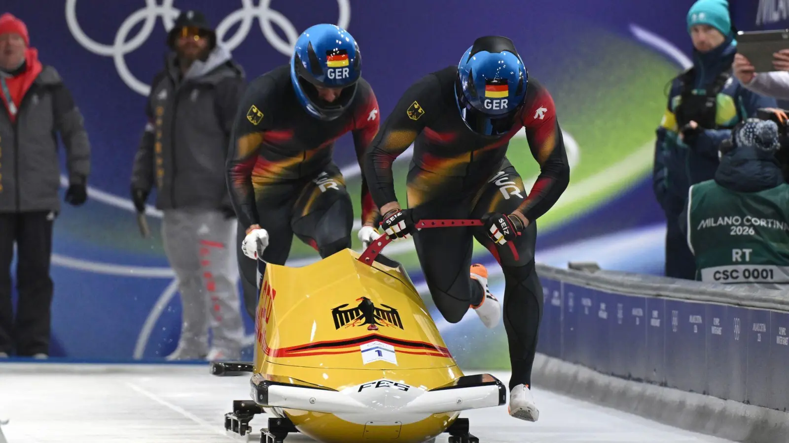 Johannes Lochner (Pilot) und Georg Fleischhauer legen gleich im ersten Lauf Start- und Bahnrekord hin.  (Foto: Robert Michael/dpa)