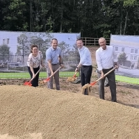 Vorständin Stinne Fronius, Einrichtungsleiter Alexander Naser, Bezirkstagspräsident Peter Daniel Forster und Vorstand Dr. Matthias Keilen (von links) griffen zum Spaten.  (Foto: Thomas Schaller)