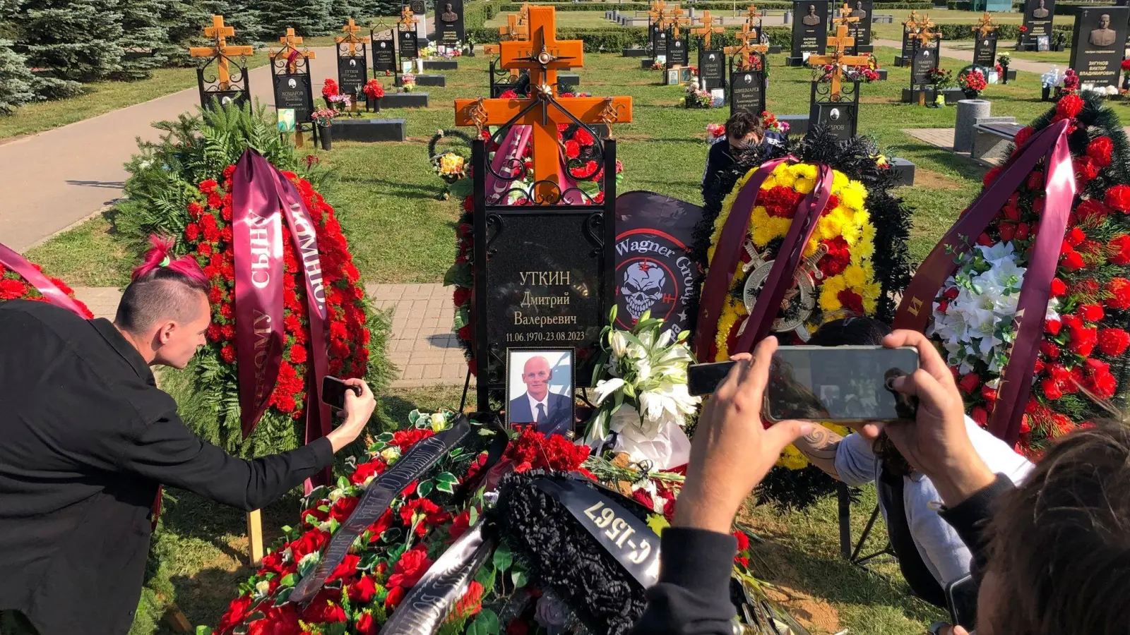 Dmitri Utkin wurde auf dem Föderalen Militärfriedhof bei Moskau beigesetzt. (Foto: Alexander Zemlianichenko/AP/dpa)