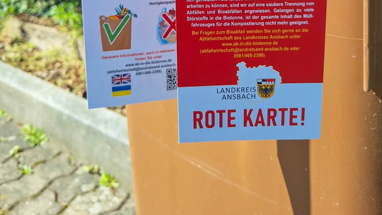 Eine rote Karte an der Biotonne signalisiert im Landkreis Ansbach, dass zu viele Störstoffe im Müll Sind. Der Behälter wurde nicht geleert. (Foto: Landratsamt Ansbach/Markus Gabler)