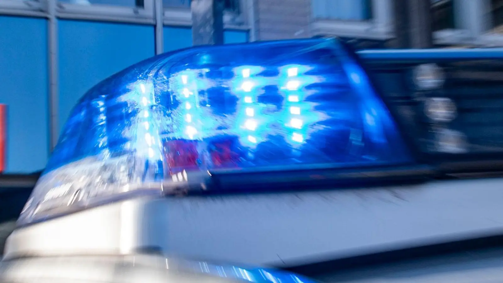 Die Polizei Feuchtwangen ermittelt wegen des Faustschlags, den ein Busfahrer einstecken musste. (Symbolbild: David Inderlied/dpa)