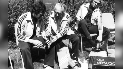 Adi Dassler (Mitte) galt lange Zeit als Pionier der Sportschuh-Welt. Das von ihm gegründete Unternehmen Adidas wird 75 Jahre alt. (Archivbild) (Foto: Werner Baum/dpa)