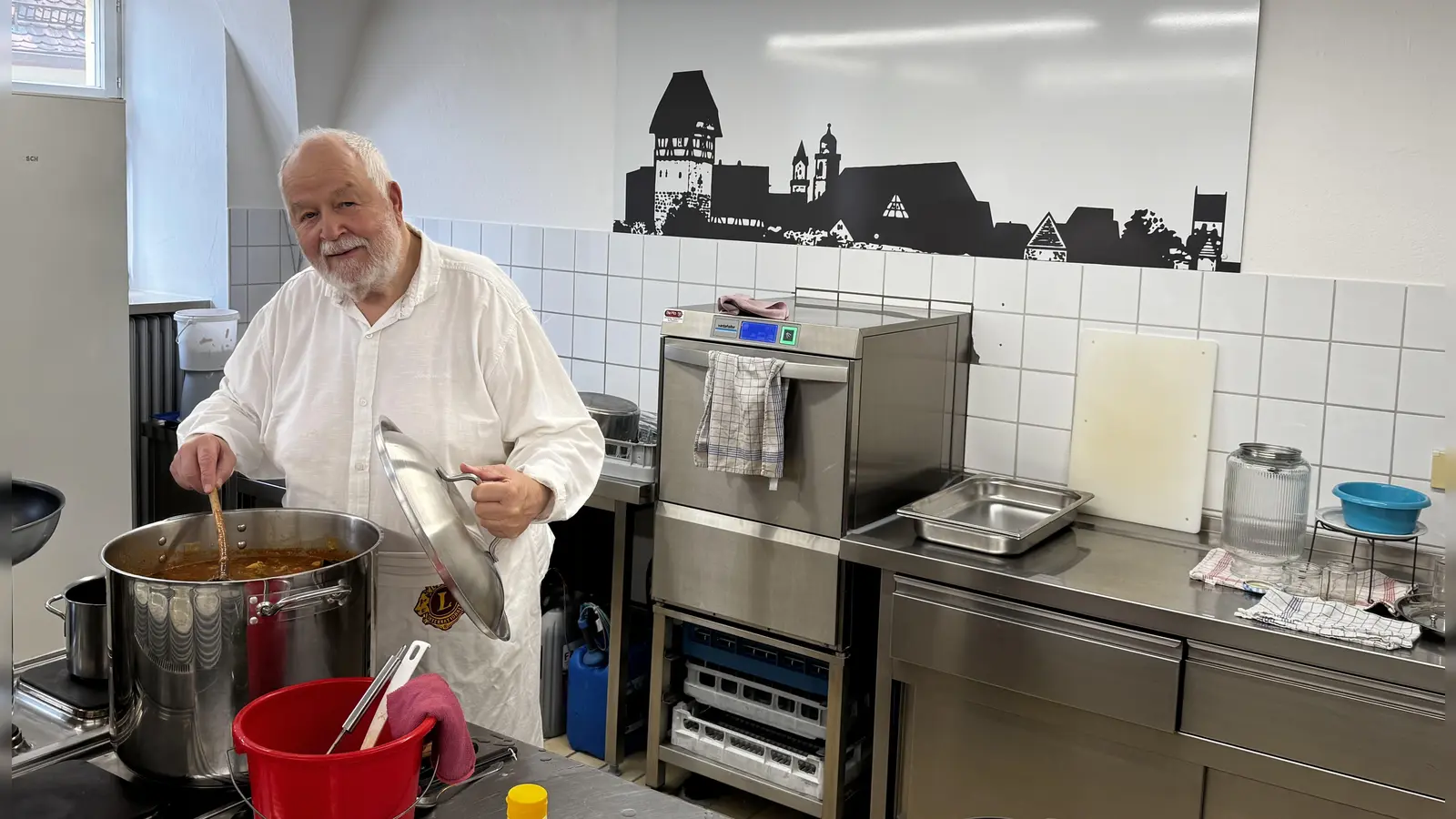 Rolf Dürr rührte zum letzten Mal mit dem Kochlöffel in diesem Topf beim KOMM-Mittagstisch. (Foto: Uwe Hahn)