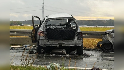 Zwei Menschen starben noch vor Ort an ihren schweren Verletzungen.  (Foto: Felix Besold/News5/dpa)