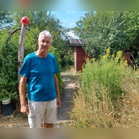 Dietmar Lisson in seinem Garten, hinter ihm das Bienenhaus. Die Imkerei will er trotz des schlimmen Erlebnisses nicht aufgeben. (Foto: Anita Dlugoß)