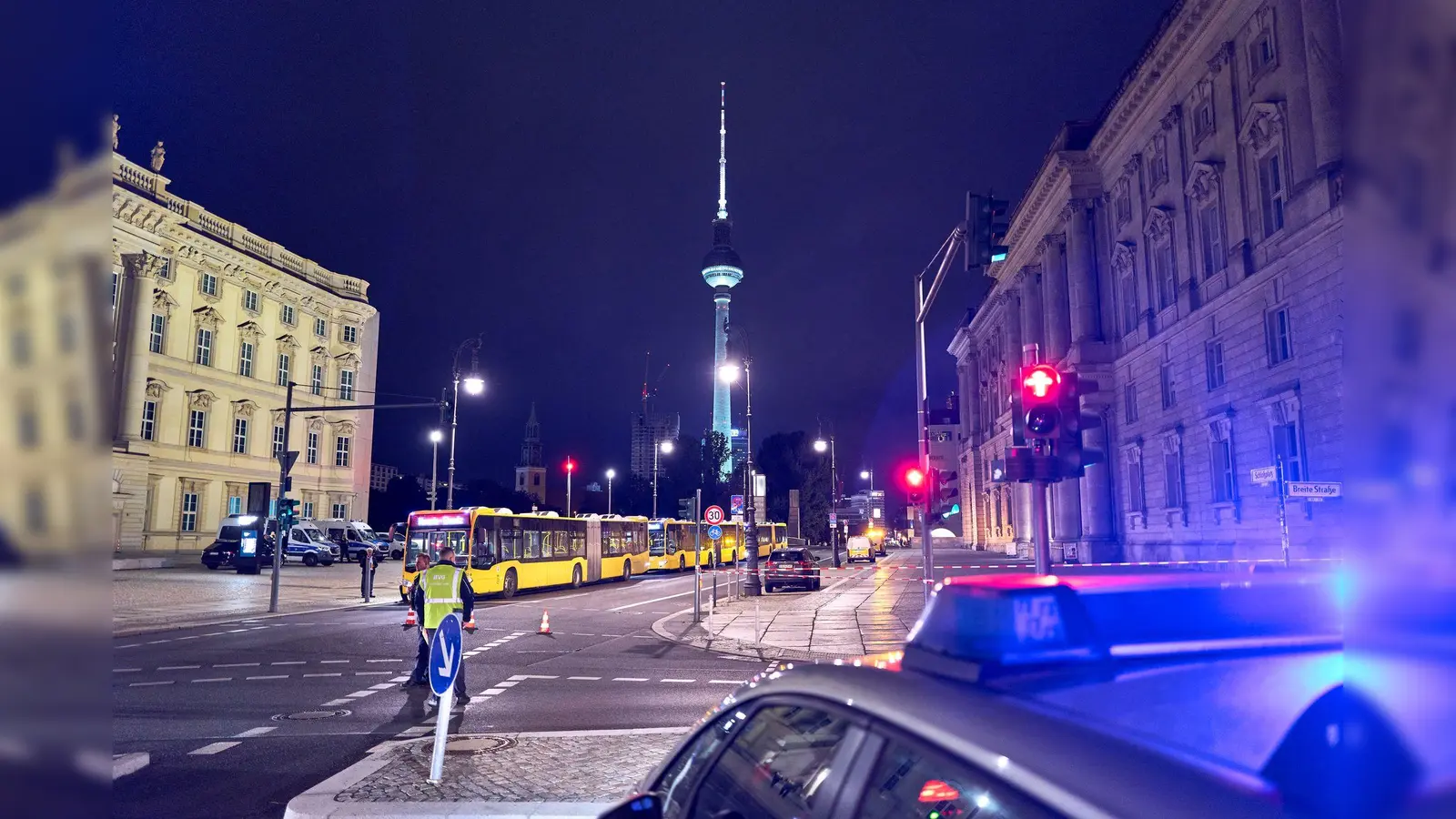 In Berlin-Mitte ist der Bereich um den Fundort einer Brandbombe abgesperrt worden.  (Foto: Michael Ukas/dpa)