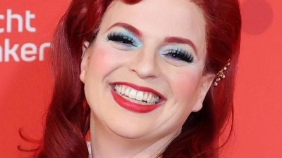 Grünen-Frontfrau Katharina Schulze strahlt als Arielle auf dem roten Teppich von Veitshöchheim.  (Foto: Daniel Löb/dpa)