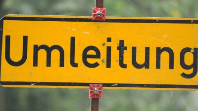 Einigen Umweg müssen die Auto- und Lastwagenfahrer ab Montag auf der B470 bei Diespeck in Kauf nehmen. (Symbolbild: dpa/Tim Brakemeier)