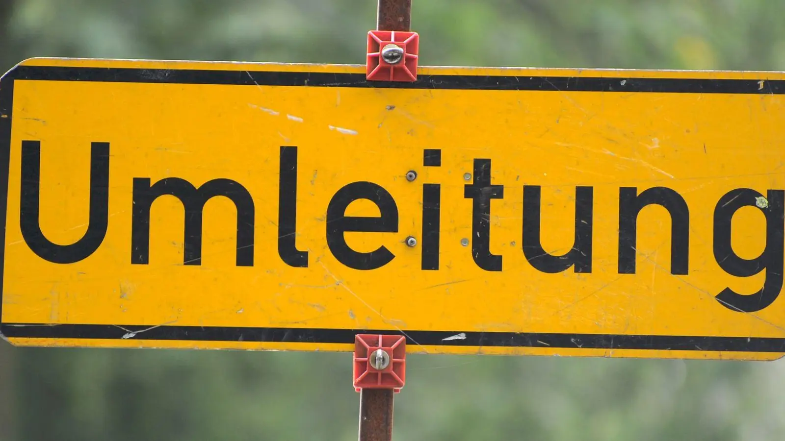 Einigen Umweg müssen die Auto- und Lastwagenfahrer ab Montag auf der B470 bei Diespeck in Kauf nehmen. (Symbolbild: dpa/Tim Brakemeier)