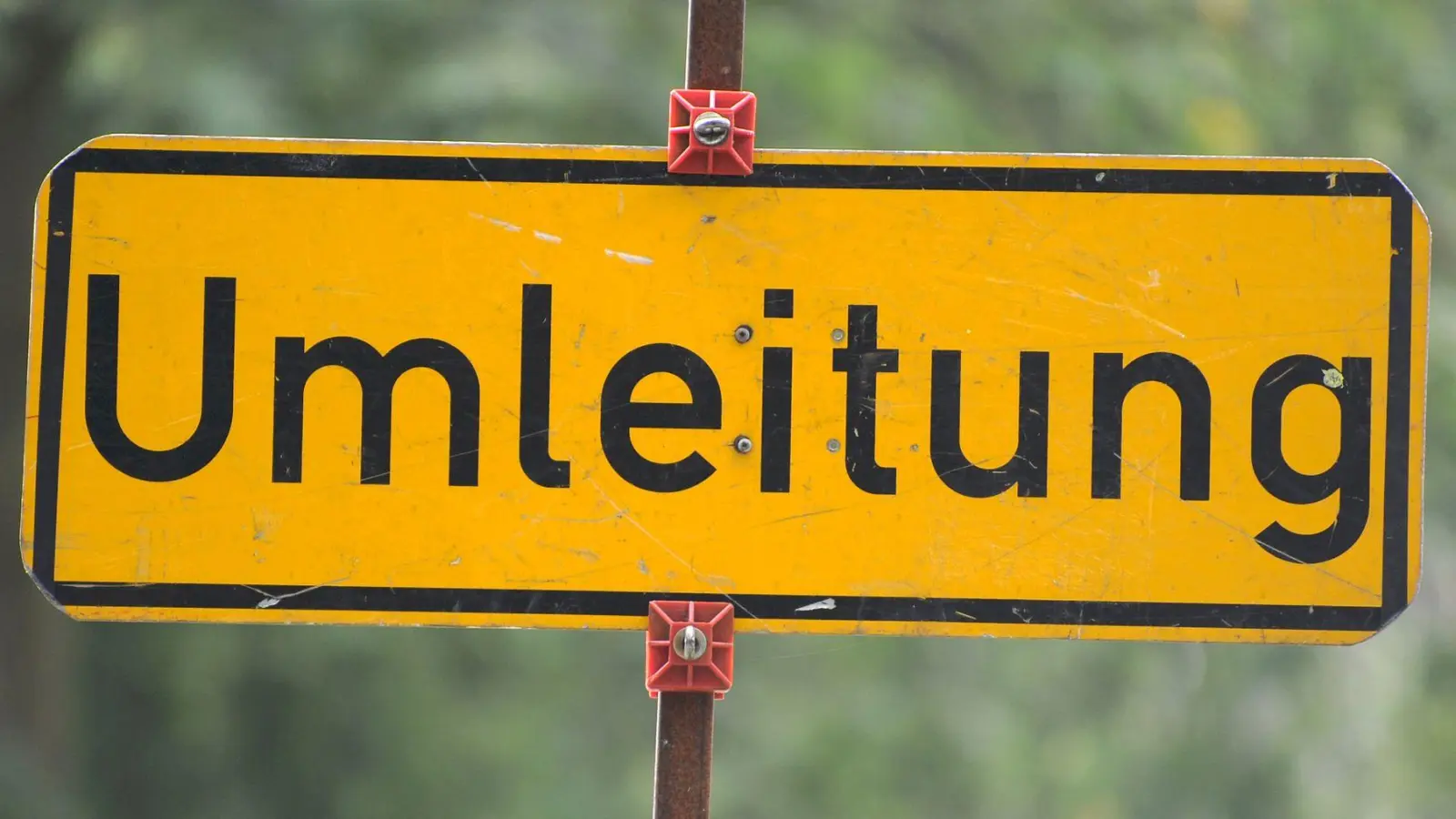 Ab Montag, 13. April, ist die Staatsstraße 2220 zwischen Langfurths Ortsteil Matzmannsdorf und Burk voll gesperrt.  (Symbolbild: Tim Brakemeier/dpa)